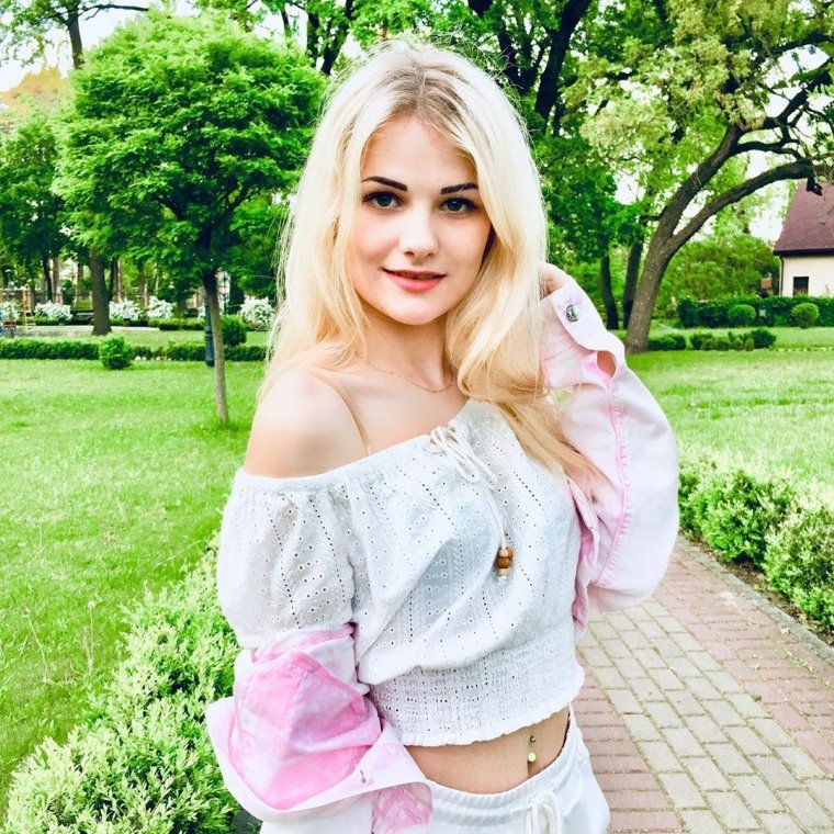 Вика Трепова в купальнике