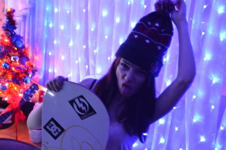 Вика Блисс с розовыми волосами