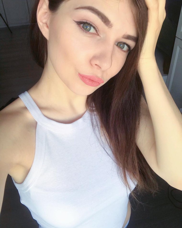 Дайана Кранк с цветными волосами