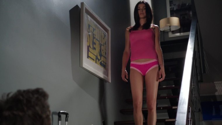 Девушка в купальнике на камнях