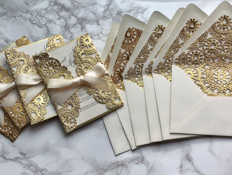 Фон для пригласительных бежево золотой