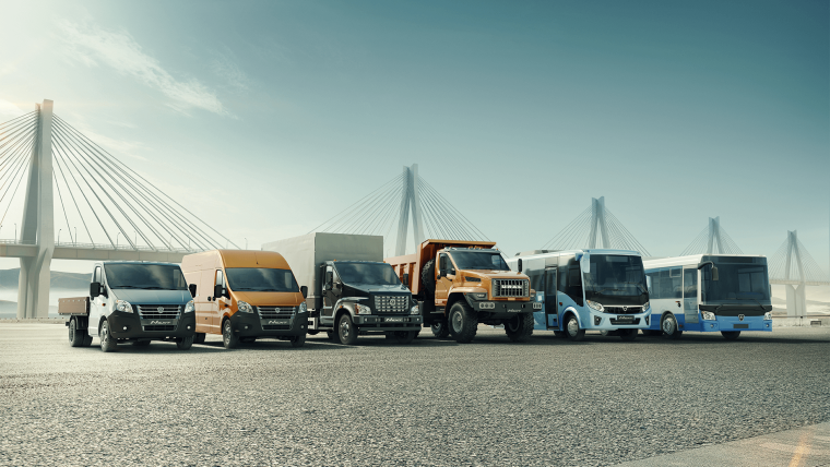 Грузовики и легковые в ряд