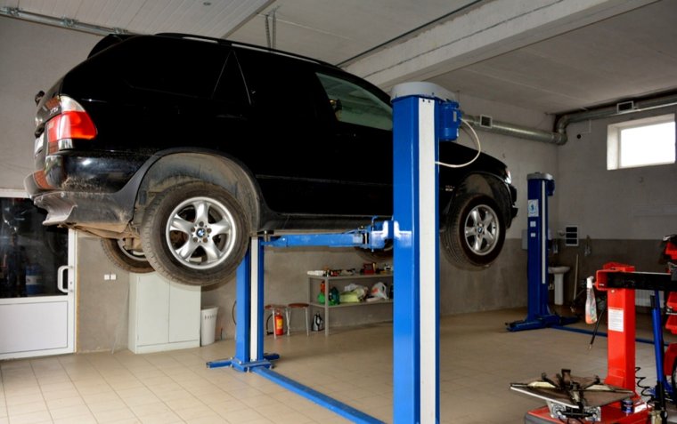 Машина на подъемнике