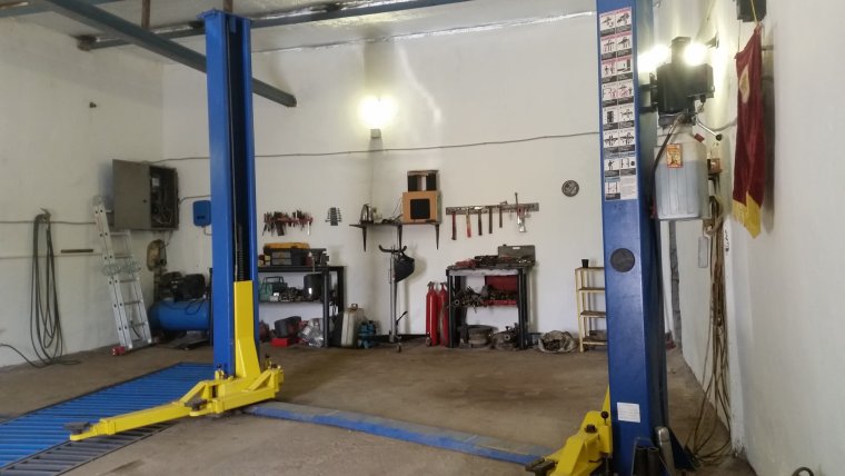 Автогараж с подъемником