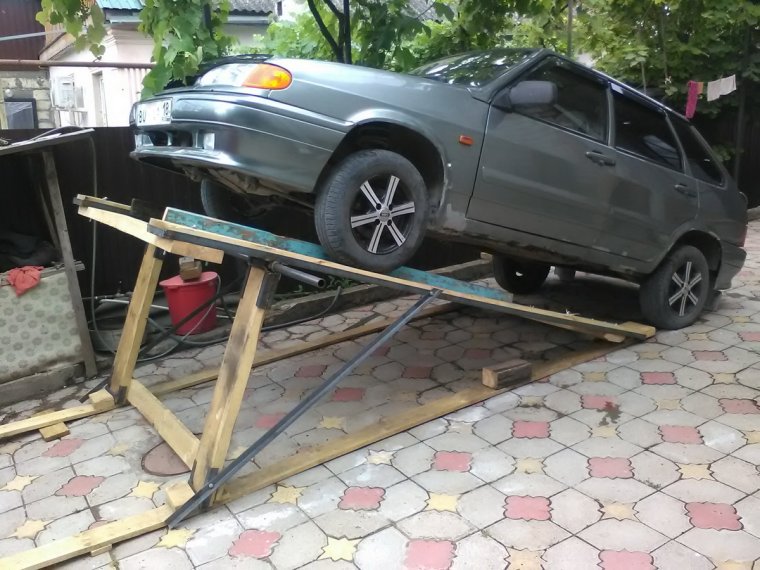 Ремонтная эстакада для автомобиля