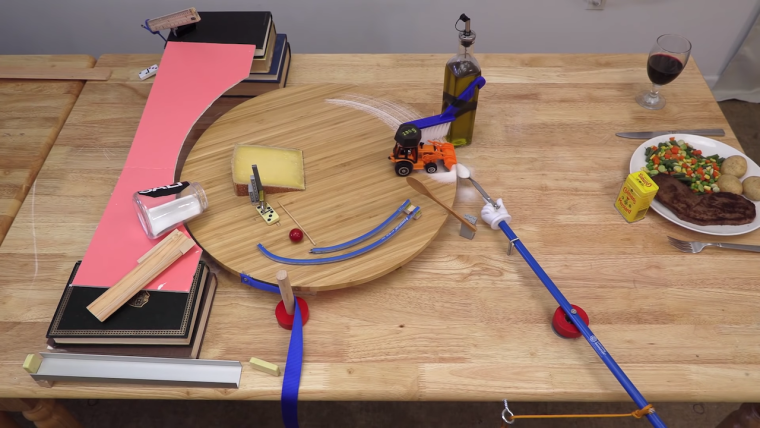 Машина Голдберга из подручных материалов