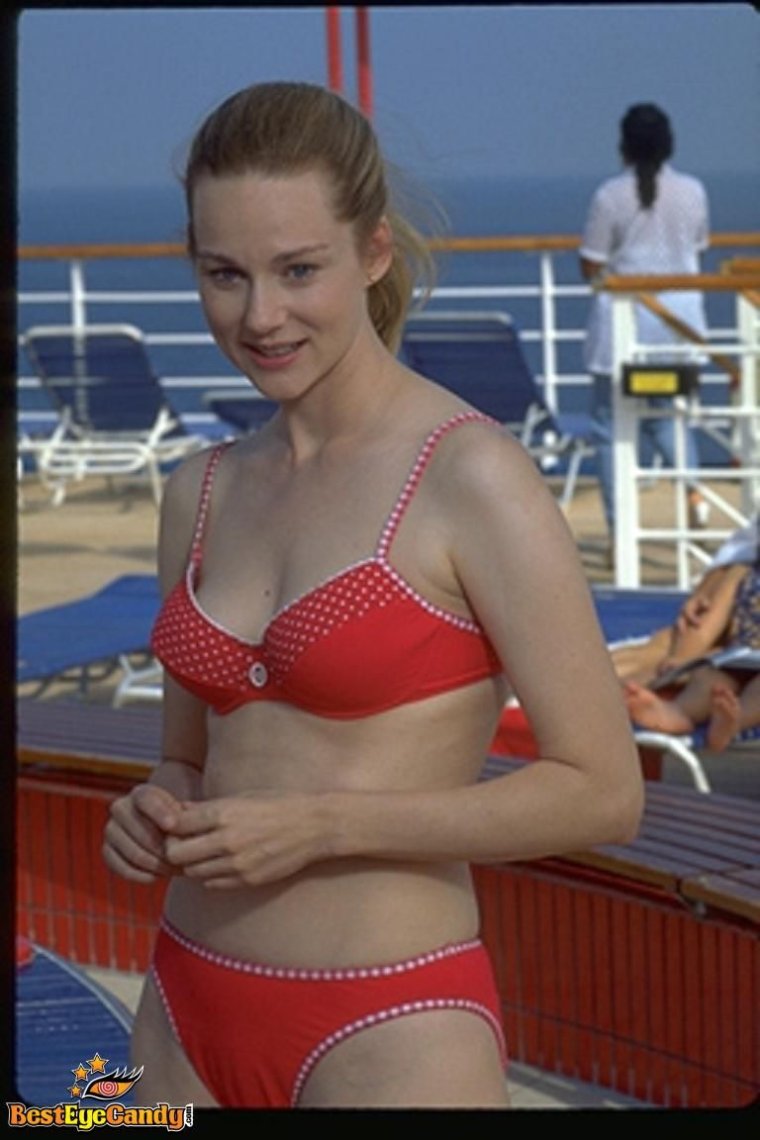 Лора Линни в купальнике