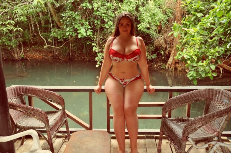 Виктория Манас в платье