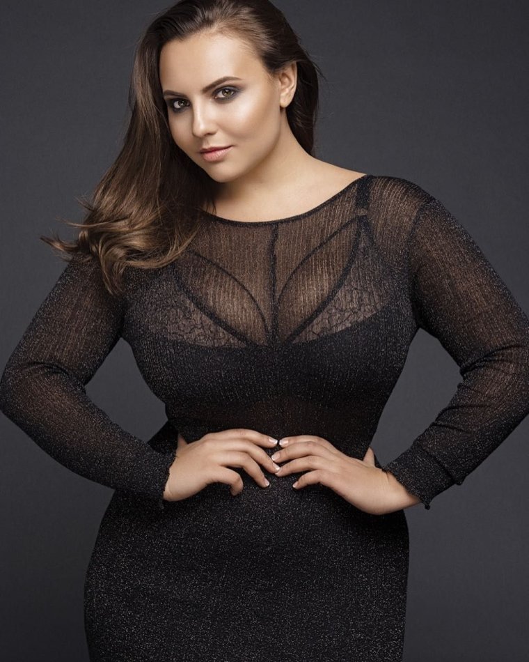 София Адамс плюс сайз