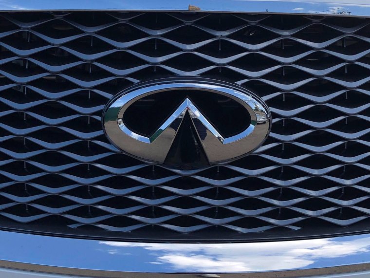 Автомобиль с логотипом l