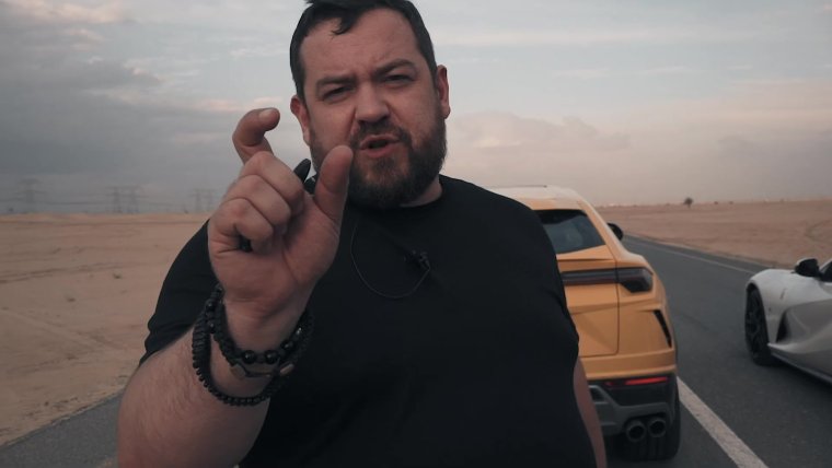 Эрик Давидыч курит