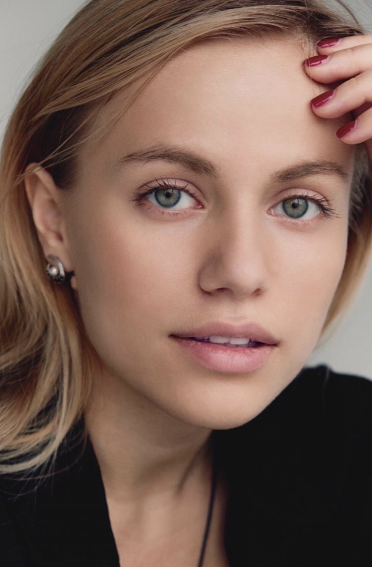 Модель Priscilla Caripan в платье