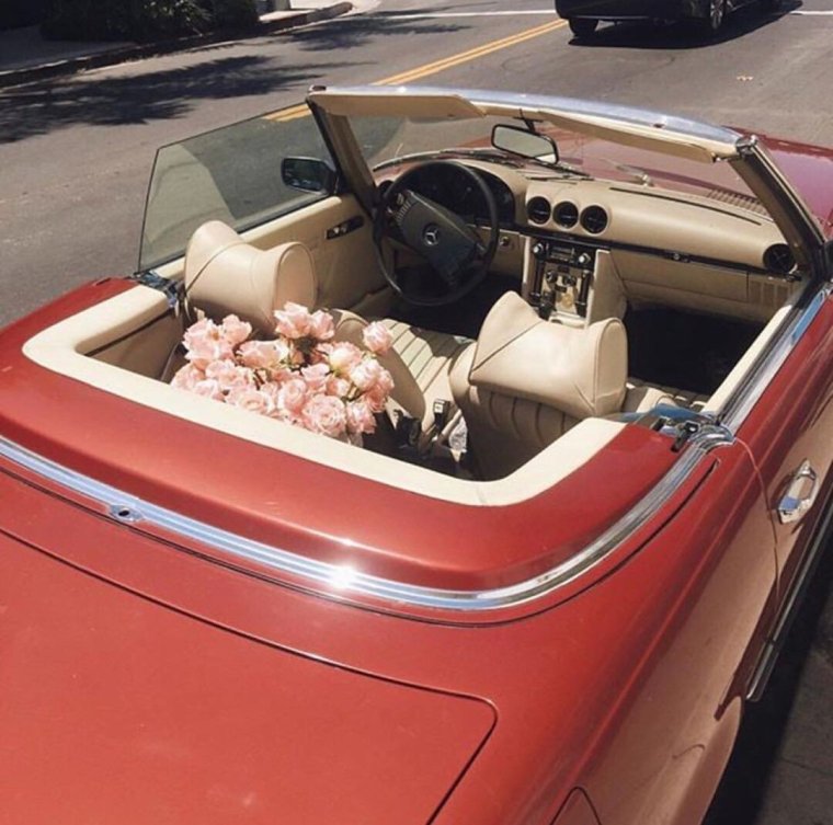 Раритетный автомобиль на дороге