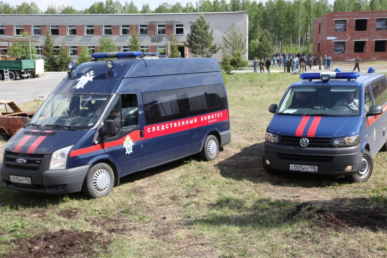 Автомобили полиции и Следственного комитета