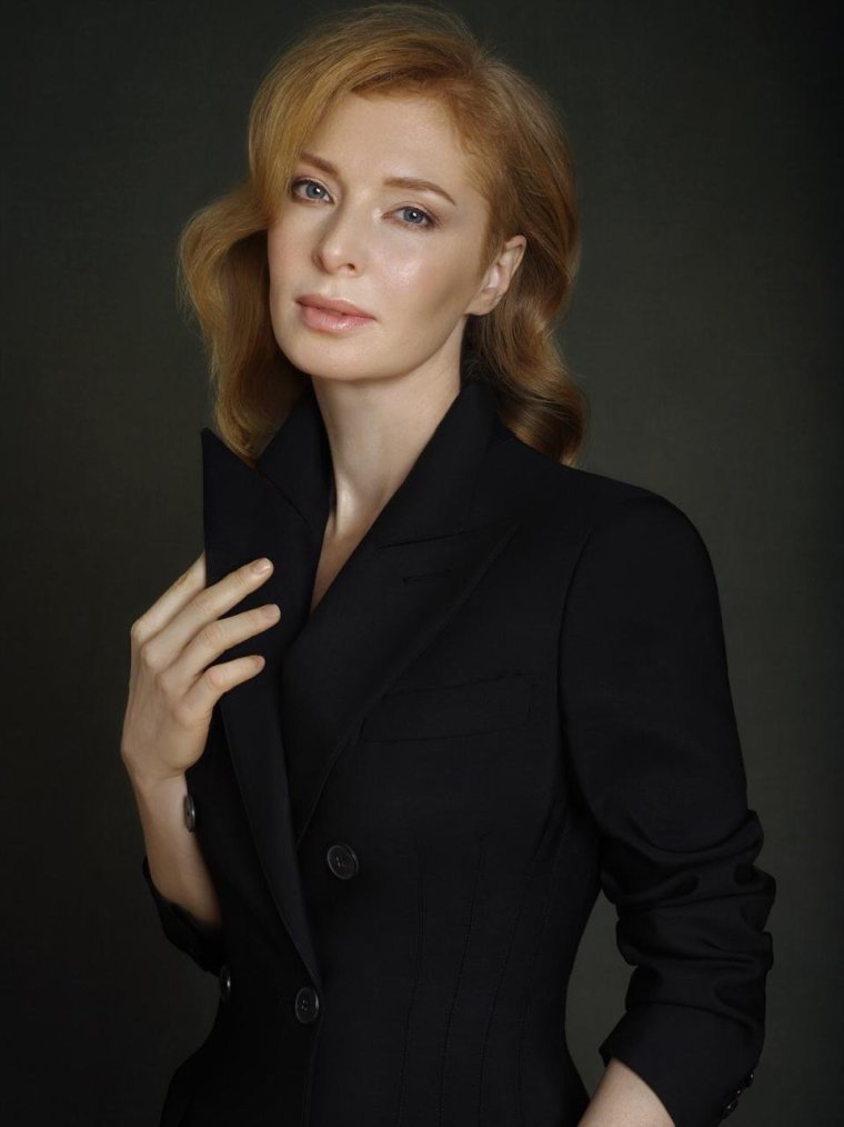 Лиззи Риан в купальнике у бассейна