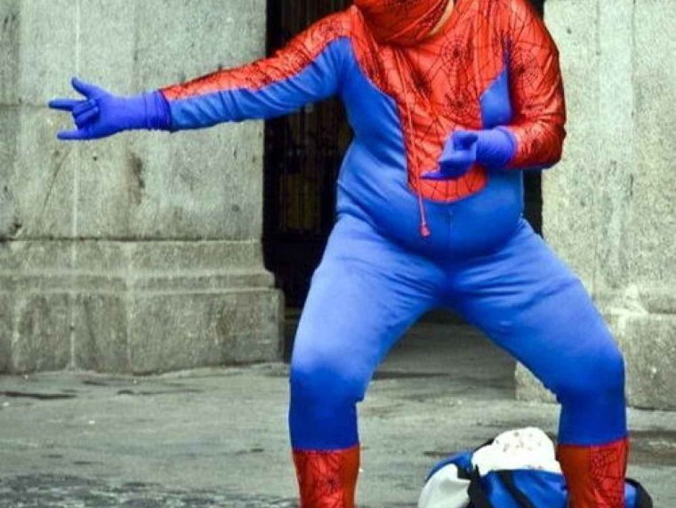 Толстый в костюме человека паука