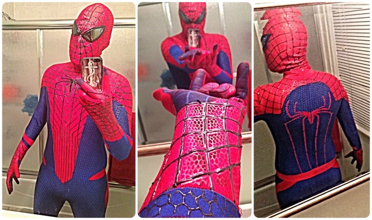 Человек паук ест пиццу