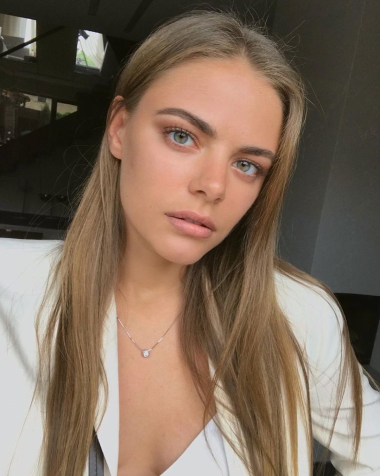 Девушка возле черной машины