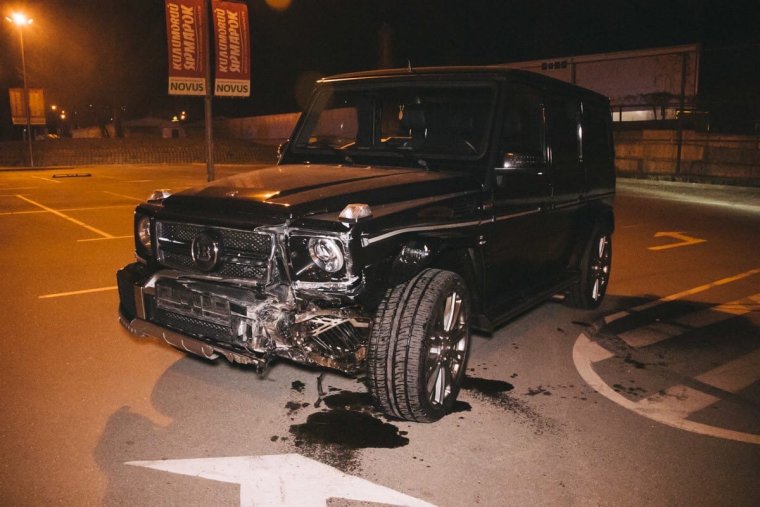 Мерседес Гелик ночью