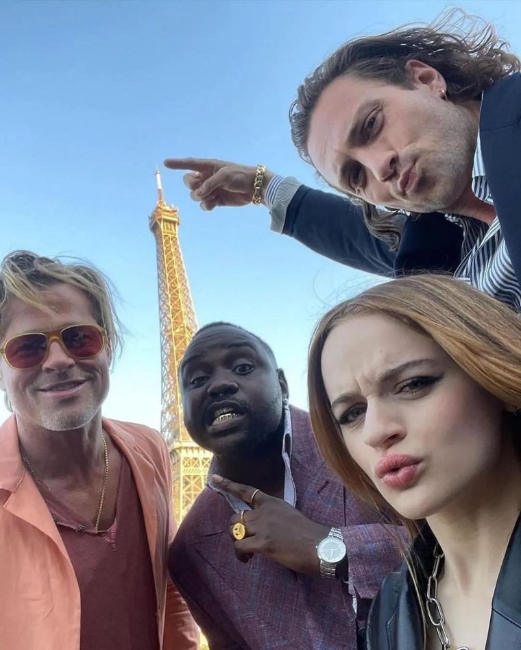 Джоуи Кинг в колготках