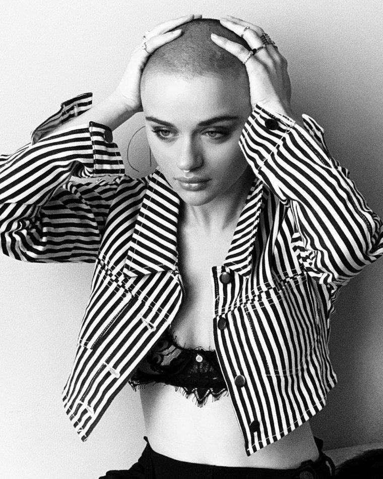 Джое Кинг в купальнике