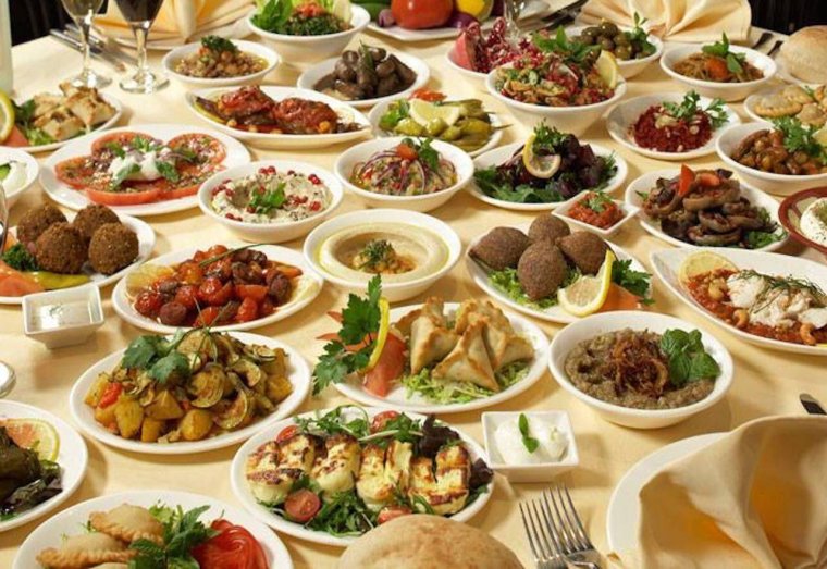 Огромный стол с едой