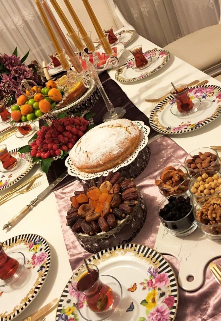 Красивая сервировка стола с угощениями