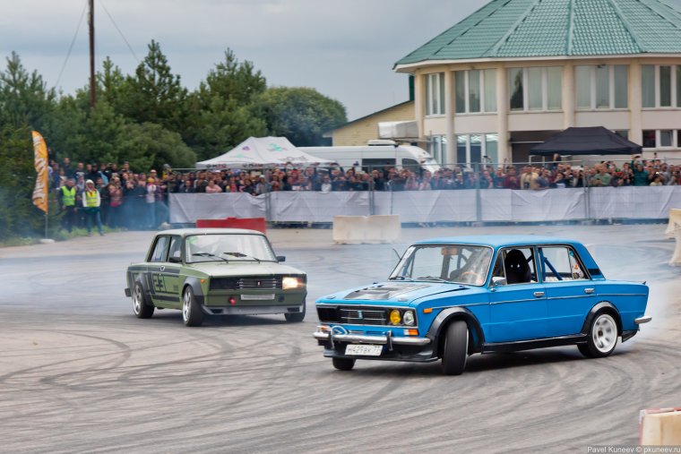 Девушка на капоте BMW