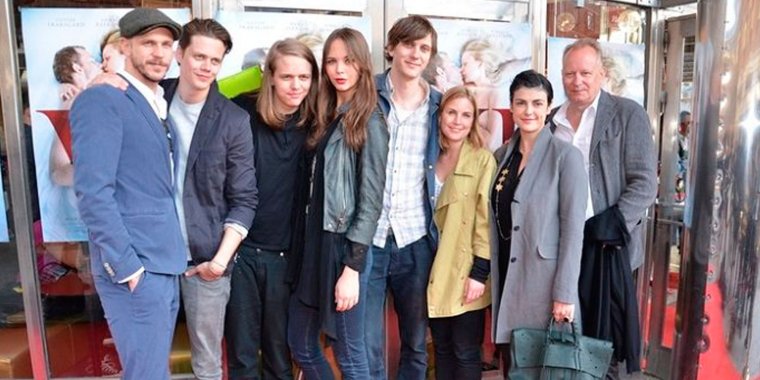 Билл Скарсгард с семьей