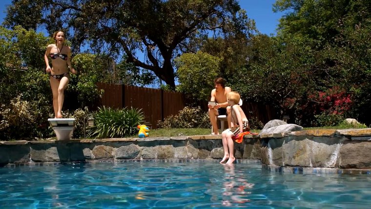 Хелли Беннет в купальнике