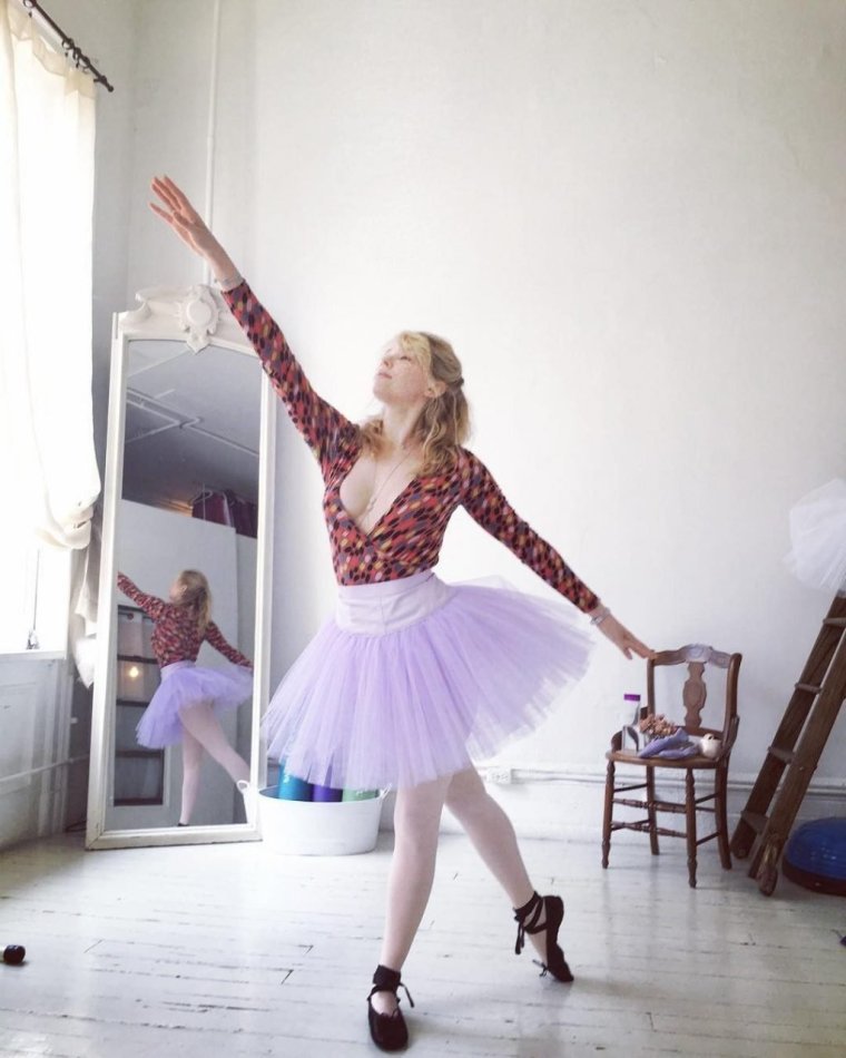 Хейли Беннетт в полный рост