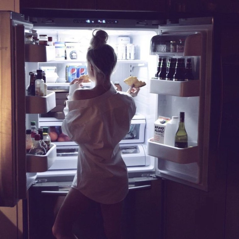 Девушка около холодильника