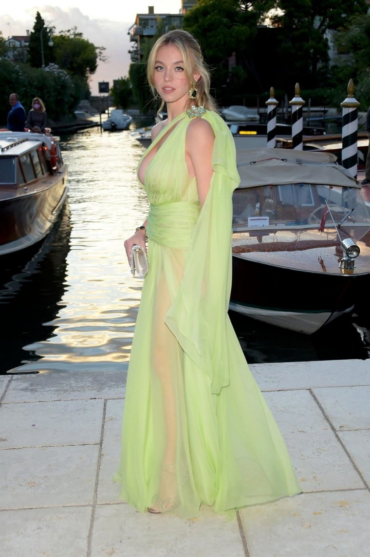 Сидни Суини в зеленом платье