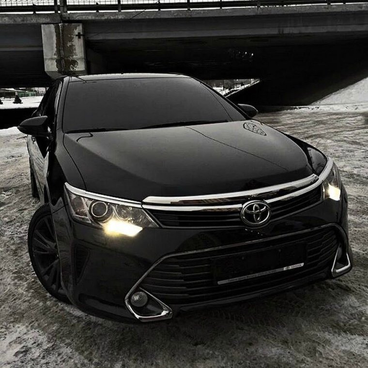 Тойота Камри 70 белый перламутр