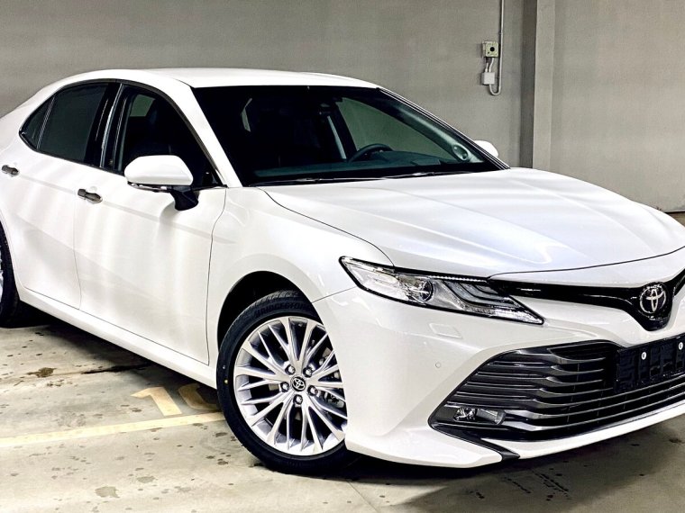 Тойота Камри белая 2020