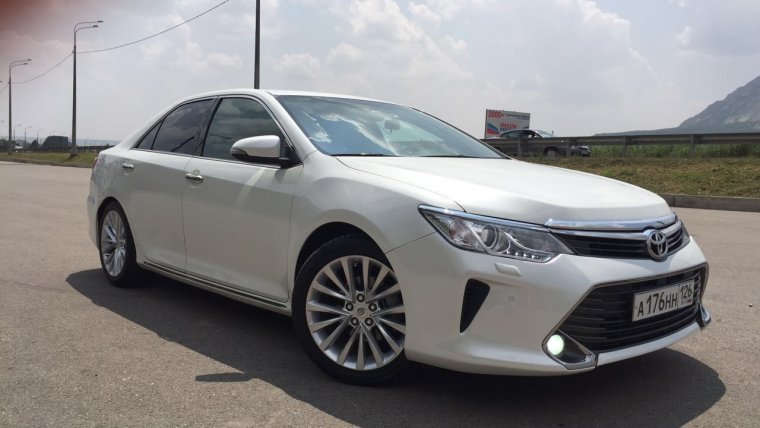 Toyota Camry 3.5 белая 2015