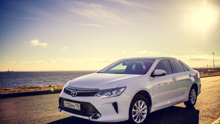 Toyota Camry v55 белая