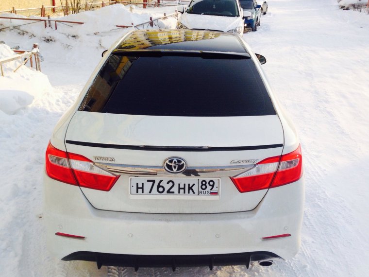 Тойота Камри белая и черная вместе