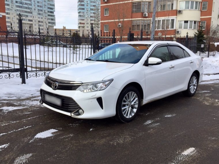 Тойота Камри 2021 белая