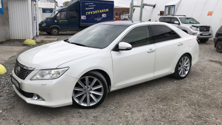 Тойота Камри 50 белая с черной крышей