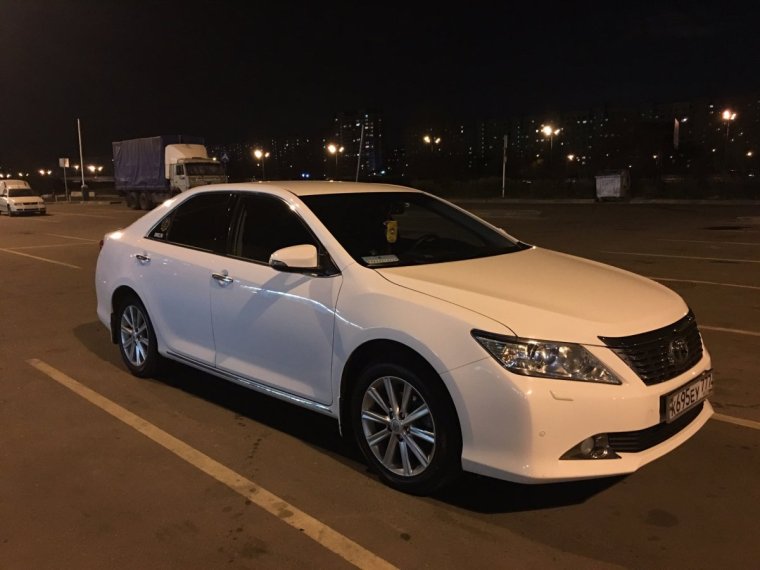 Тойота Camry белая