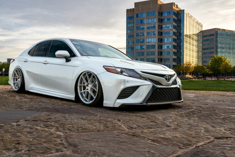 Toyota Camry 50 белая