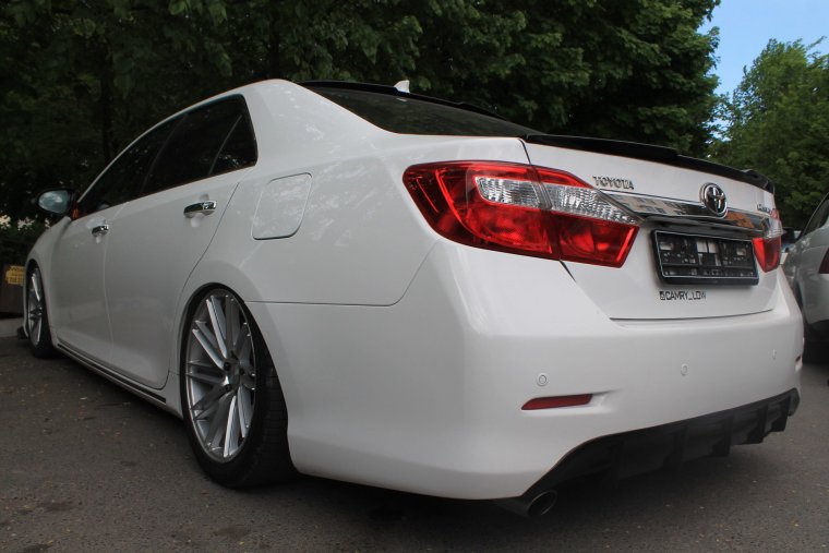 Toyota Camry 55 белая антихром