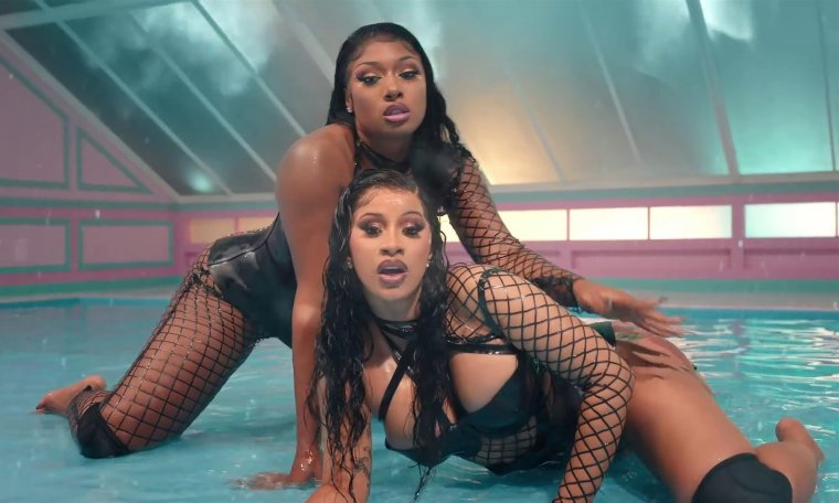 Карди би Live