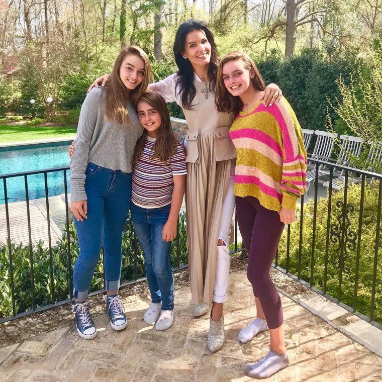 Энджи Хармон в бикини