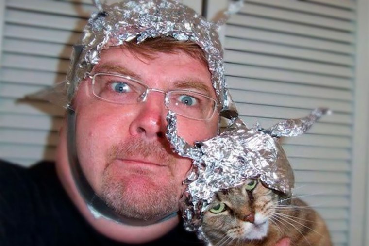 Кот в шапочке из фольги