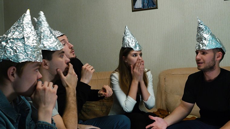 Группа людей в шапочках из фольги