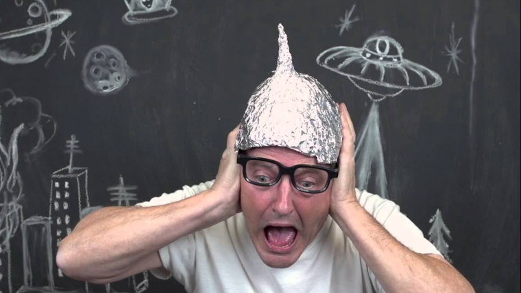 Бэдкомедиан в шапочке из фольги