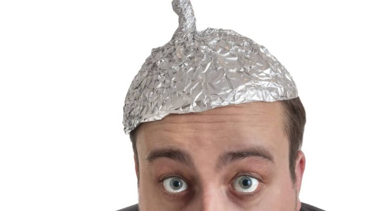 Хоакин Феникс в шапочке из фольги