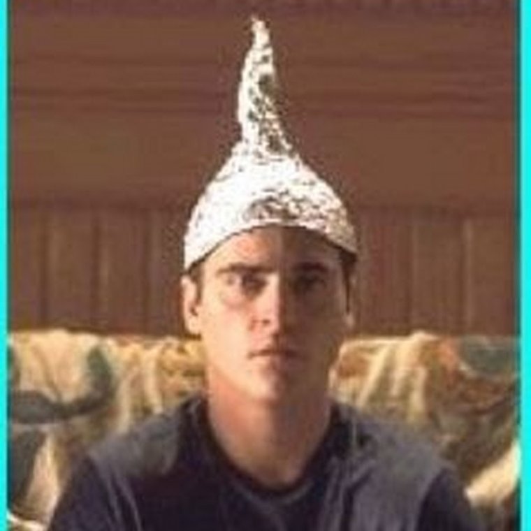 Мэл Гибсон в шапочке из фольги